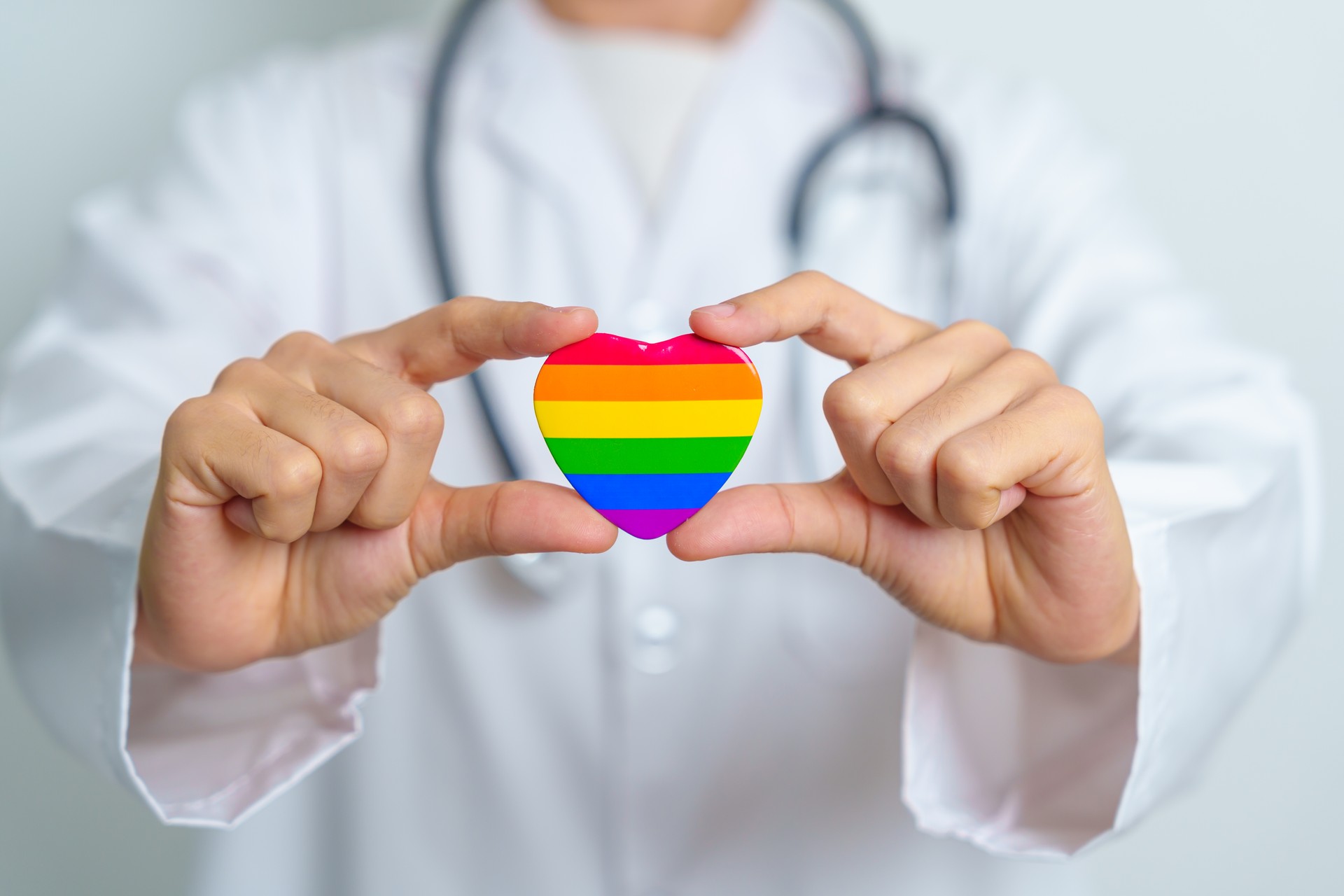 Mois de la fierté LGBT ou LGBTQ+ ou LGBTQIA+ et concept de santé. Médecin avec arc-en-ciel et forme de cœur coloré avec pour la communauté lesbienne, gay, bisexuelle, transgenre, queer et pansexuelle